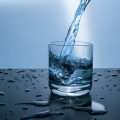 فوائد صحية مذهلة لشرب كوب ماء دافئ صباحاً