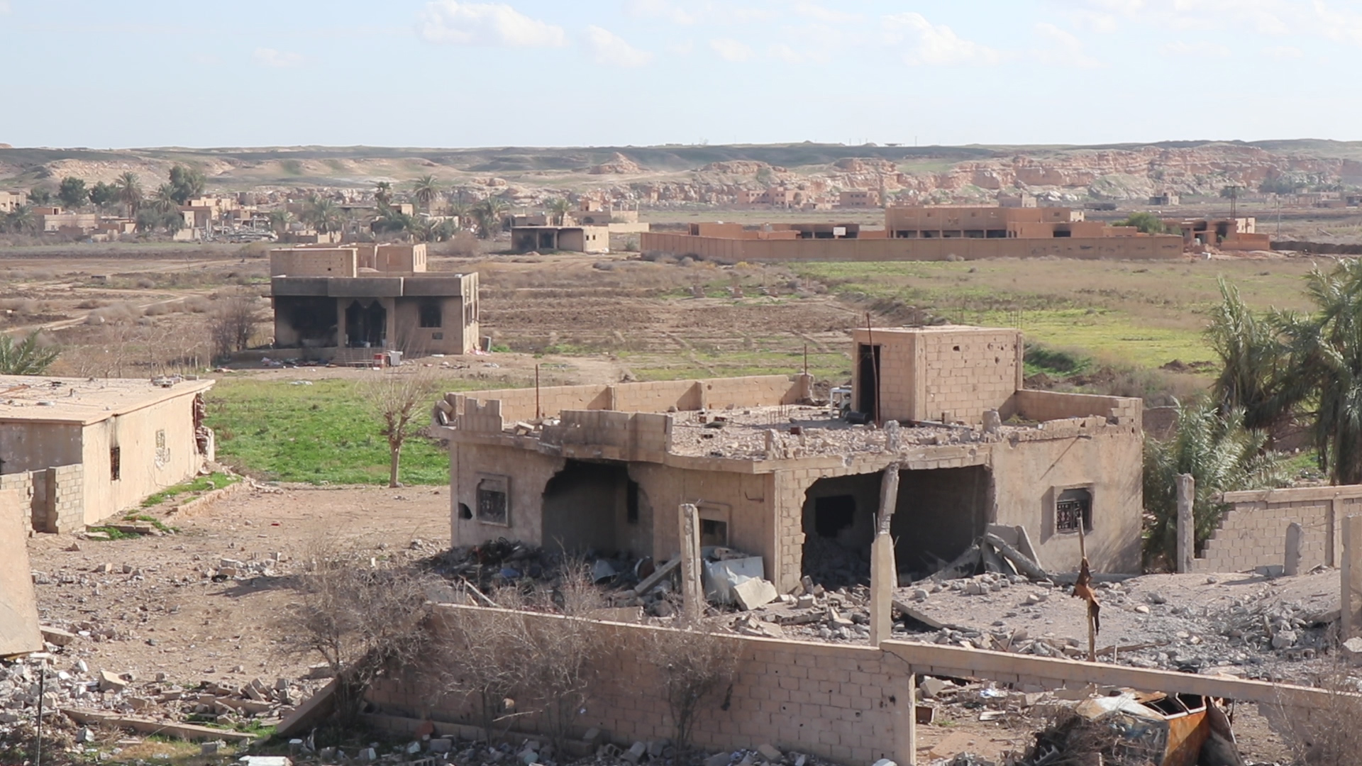 استسلام مقاتلين من داعش بعد خروجهم من أنفاق في الباغوز