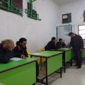 مجموعة من المتدربين على مهنة التمديدات الصحية في مركز ايادي