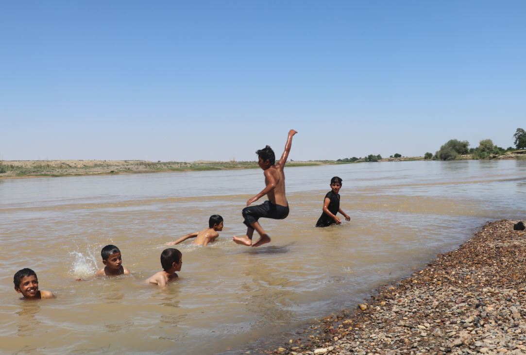 نهر الفرات موسم السباحة المجانية و “التسييس” الخطر